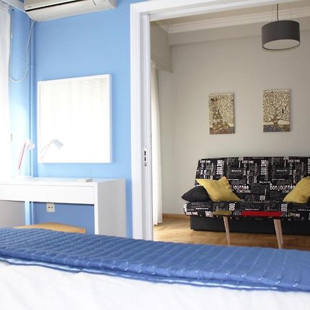 Cheery Apartment In The Center Of Атина Екстериор снимка