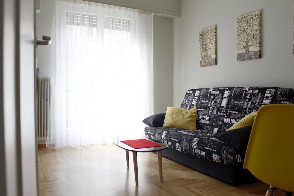 Cheery Apartment In The Center Of Атина Екстериор снимка