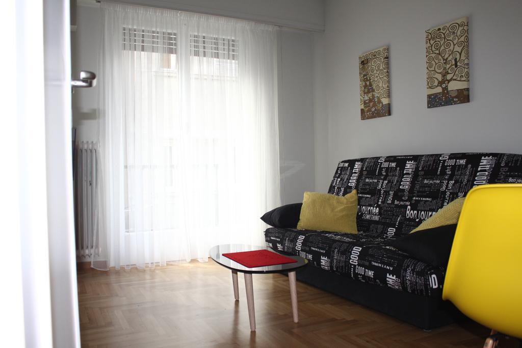 Cheery Apartment In The Center Of Атина Екстериор снимка